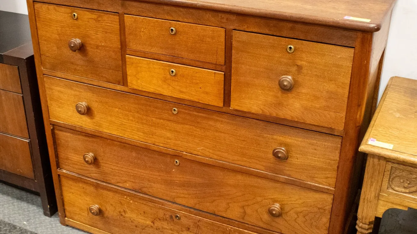 VINTAGE MID-CENTURY OAK CHEST OF DRAWERS
