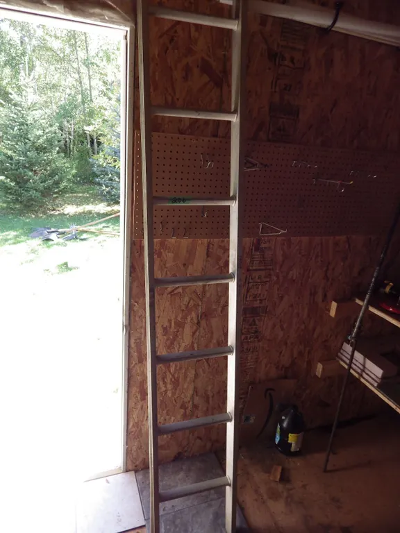 approximately 7 foot aluminum ladder