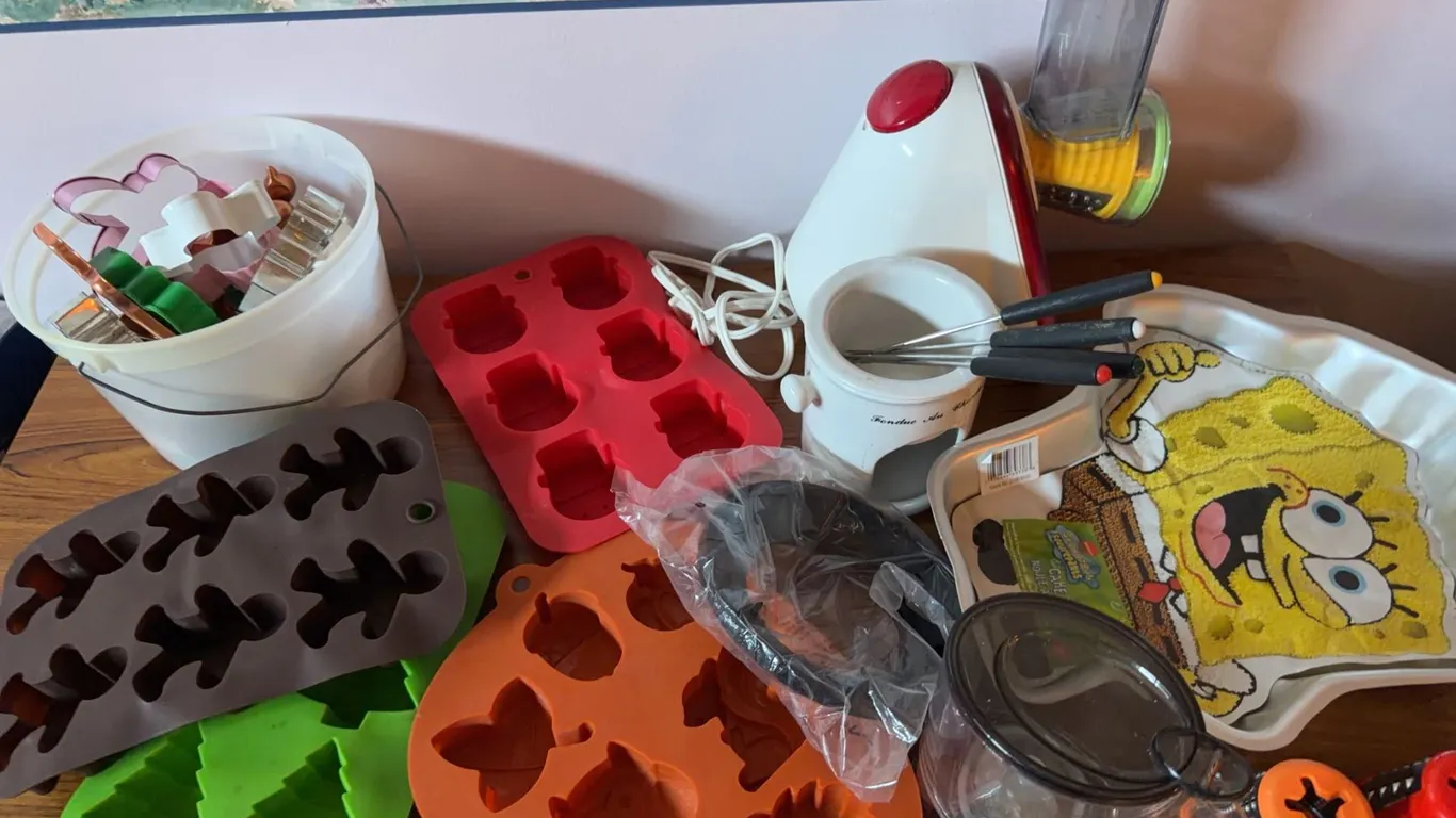 Silicone Baking Molds, SpongeBob Pan, and Countertop Mixer Kitchen Lot