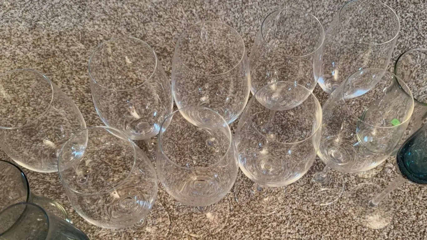10 Clear Wine Glasses and 3 Blue-Tinted Tall Drinking Glasses
