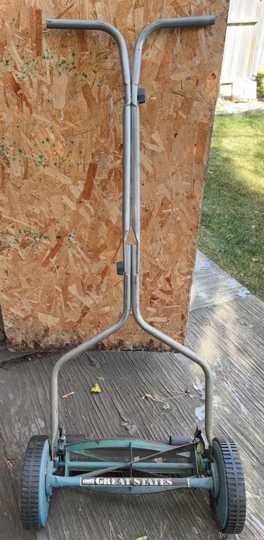 Great States Manual Reel Lawn Mower with Steel Frame and Cutting Cylinder