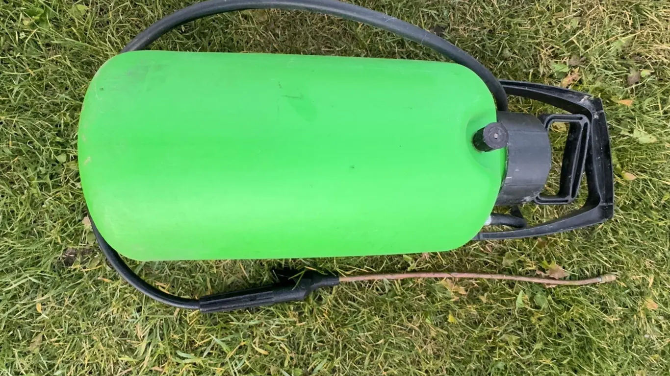 Green Plastic Handheld Pump Sprayer with Hose and Handle