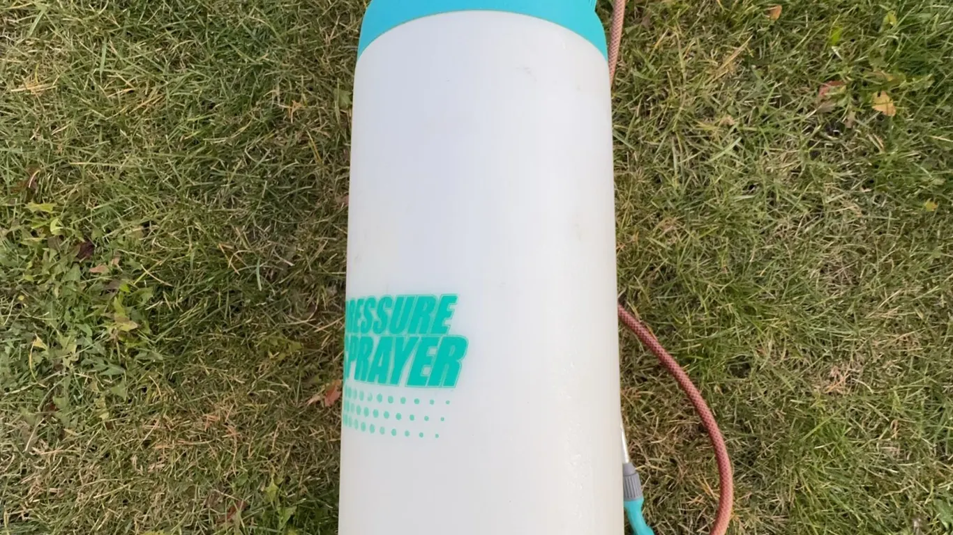 Plastic Pressure Sprayer With Hose and Handle