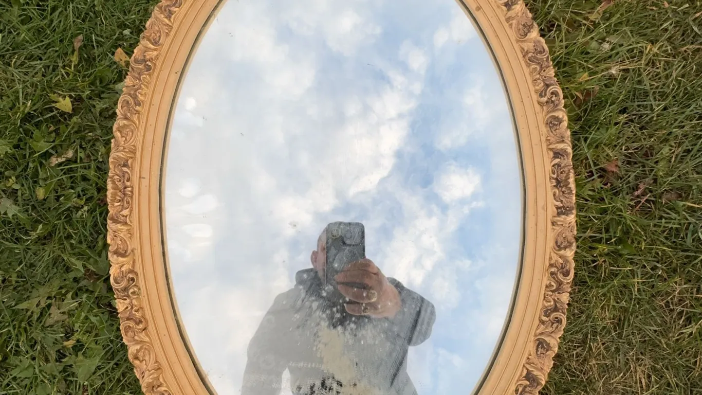 Ornate Oval Wall Mirror with Decorative Gold Frame, 27-Inch Height