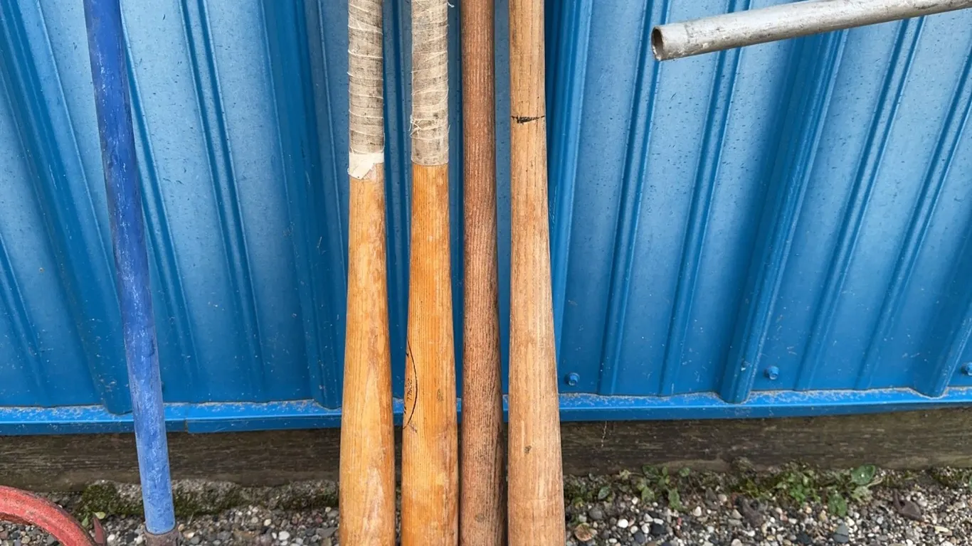 4 Wooden Baseball Bats Including Louisville Slugger and Johnny Bench