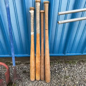 4 Wooden Baseball Bats Including Louisville Slugger and Johnny Bench