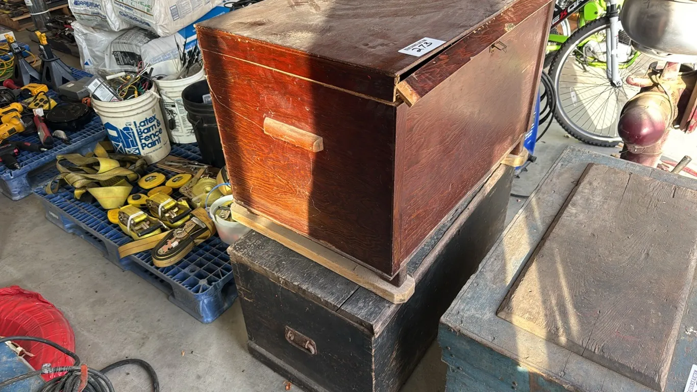 Vintage trunks w/ assorted household goods
