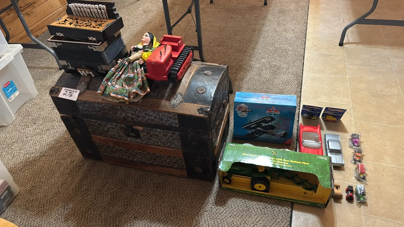 Vintage trunk w/ large quantity of assorted toys
