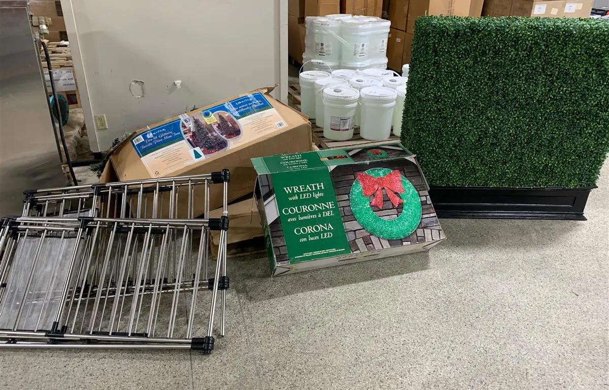 Mixed Holiday Decor, Hedge Panel & Storage Racks
UNRESERVED