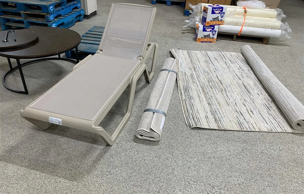 Patio Chaise, Tables and Area Rugs
UNRESERVED