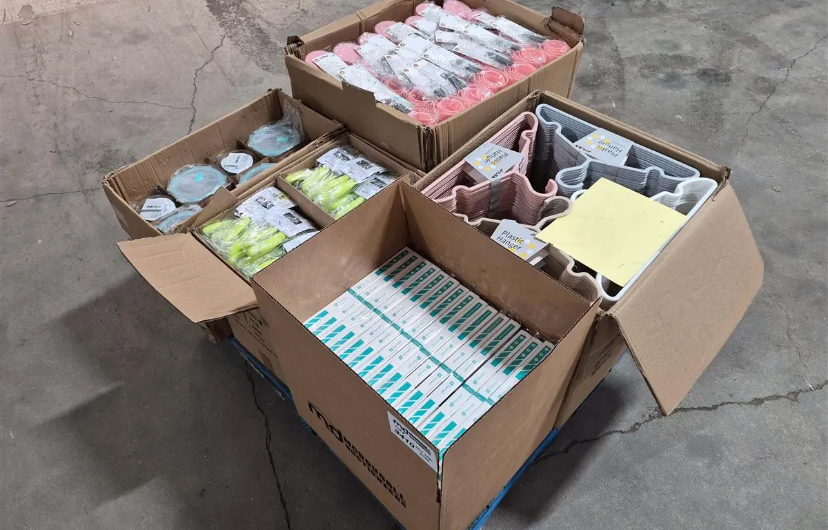 Kitchenware, Charging Cables and More
UNRESERVED