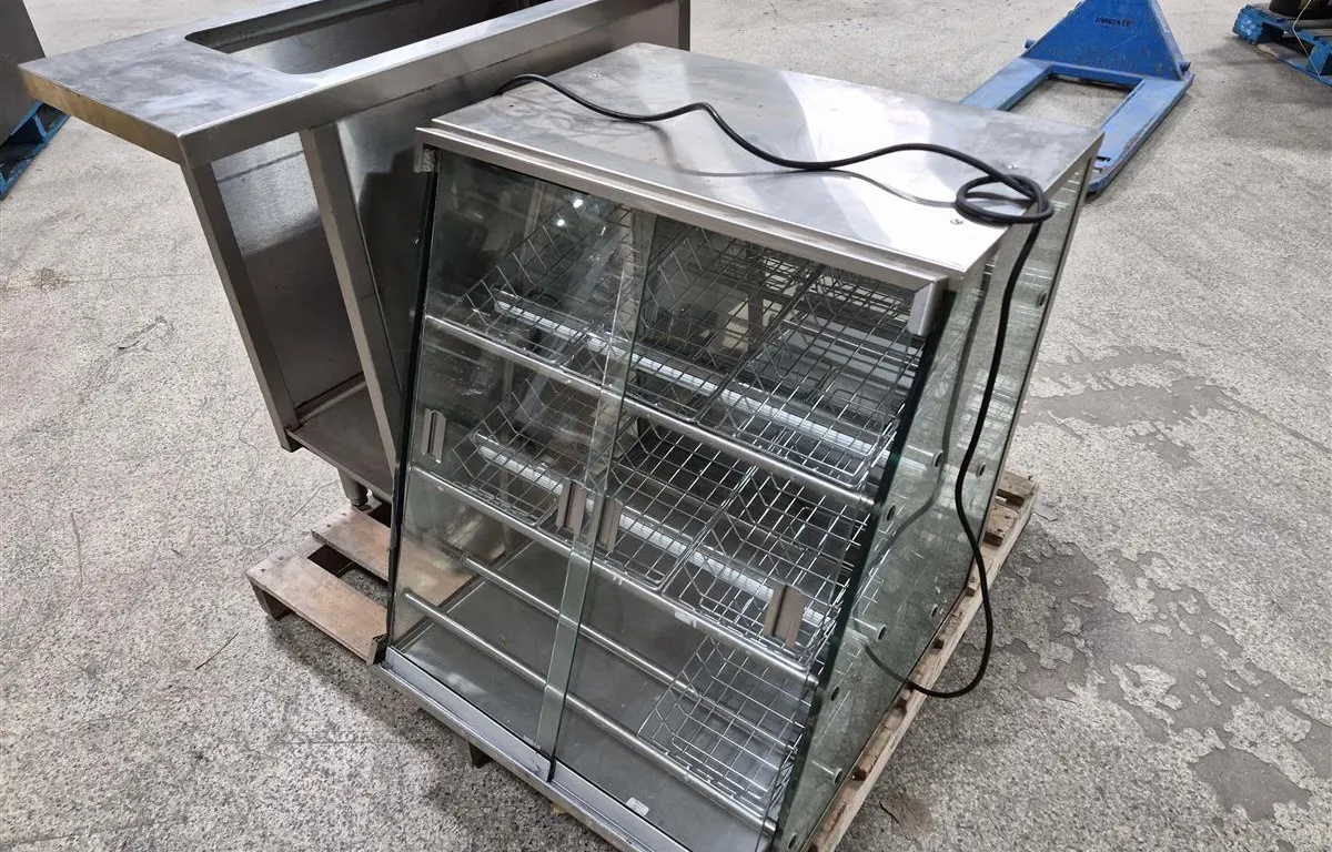 QBD Display Case, Stainless Counter and Paper Towel Dispenser
UNRESERVED