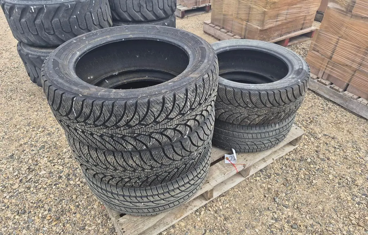 (5) 215/55R17 Winter Tires
UNRESERVED