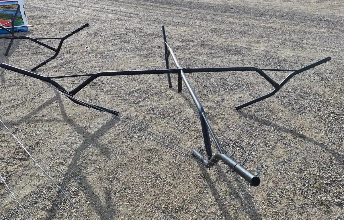 Outdoor Wire Laundry Drying Rack
UNRESERVED