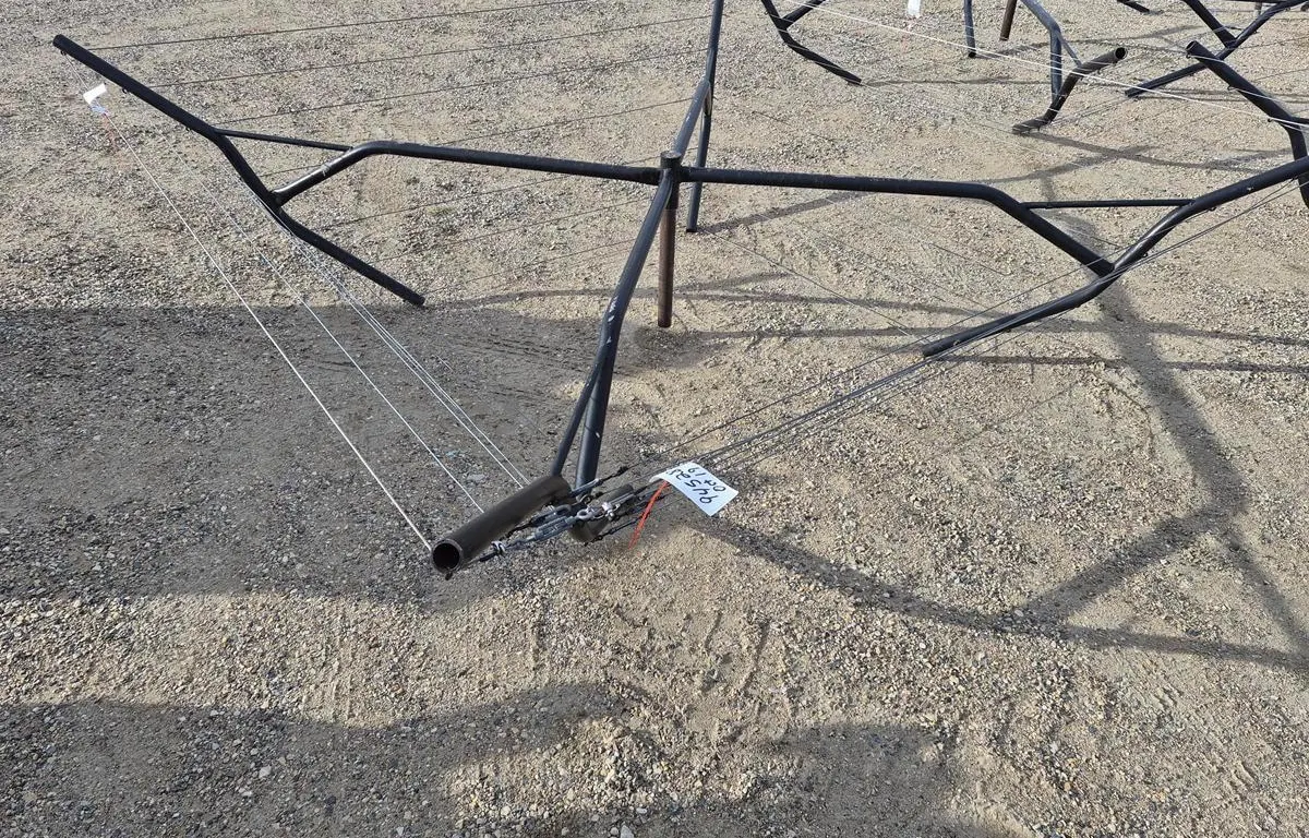 Outdoor Wire Laundry Drying Rack
UNRESERVED
