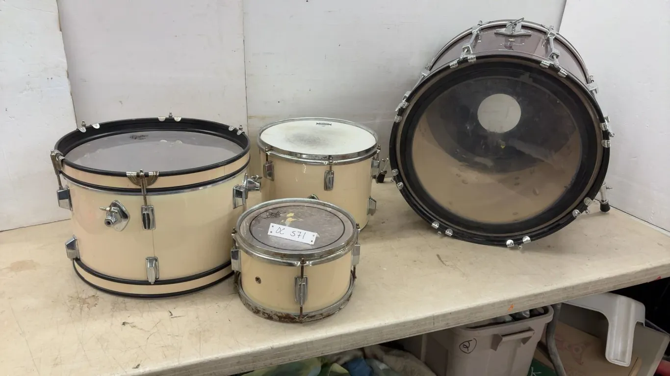 Gretsch Bass Drum and Yamaha Rock Tour Custom Cream Floor Tom, Rack Tom, and Small Tom, 4 Pieces