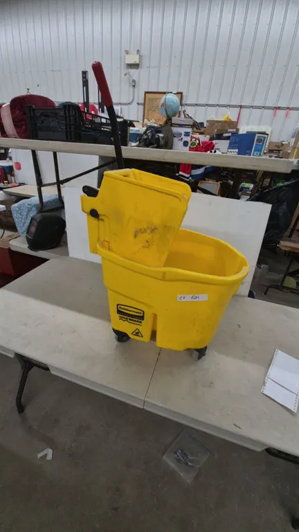 Rubbermaid Commercial Products Wave Brake Mop Bucket and Wringer