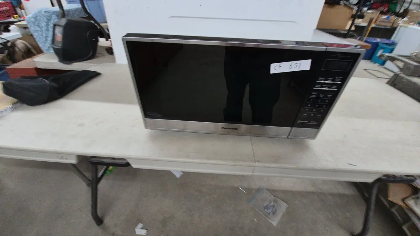 Panasonic "The Genius" Microwave Oven with Glass Turntable
