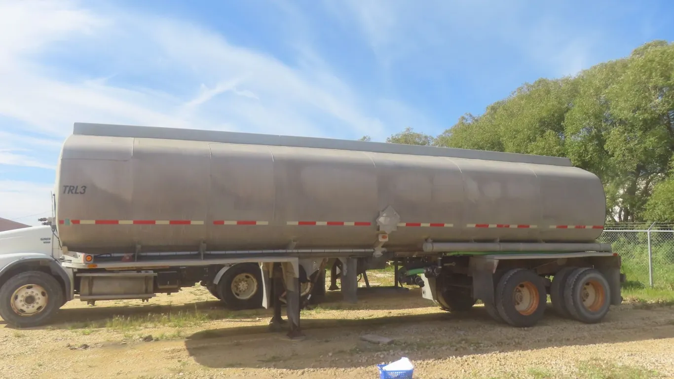 1975 Westank Industries 7,700 Gal Tanker Semi Trailer