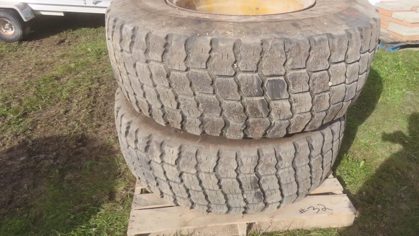 2 Michelin X SNO Plus 17.5R25 Tires and Rims – Off Cat 140M Grader