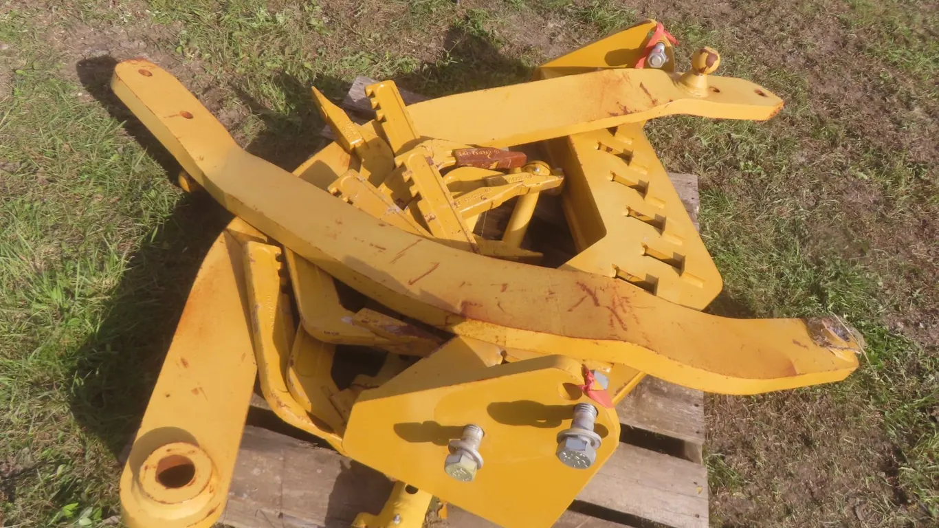 Cat 140M Grader Scarifier with Extra Teeth