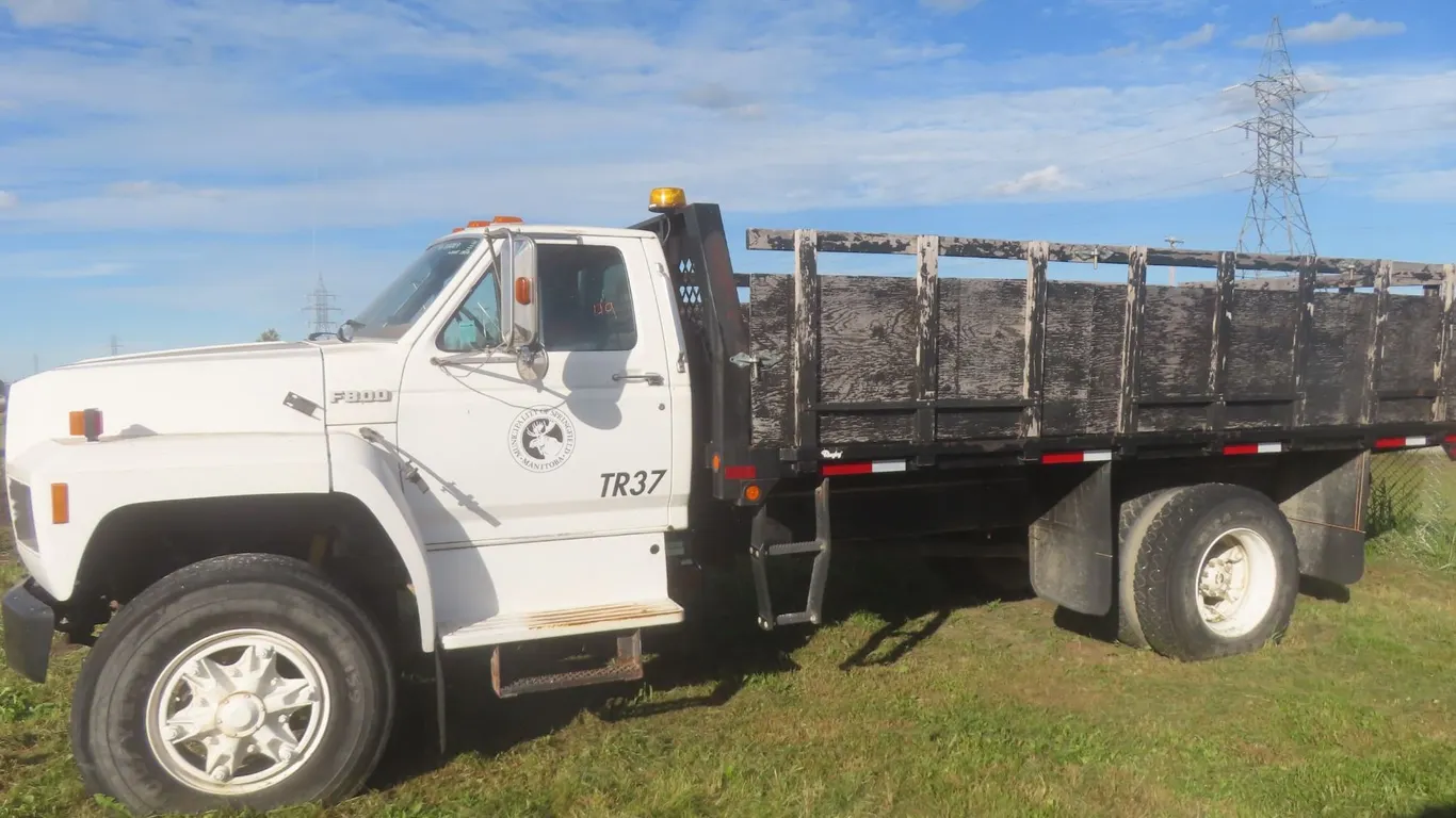 1989 Ford F800 Dually with 16' Flat Deck and Stake Sides – 429 Gas, 5-Speed × 2