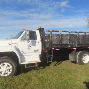 1989 Ford F800 Dually with 16' Flat Deck and Stake Sides – 429 Gas, 5-Speed × 2