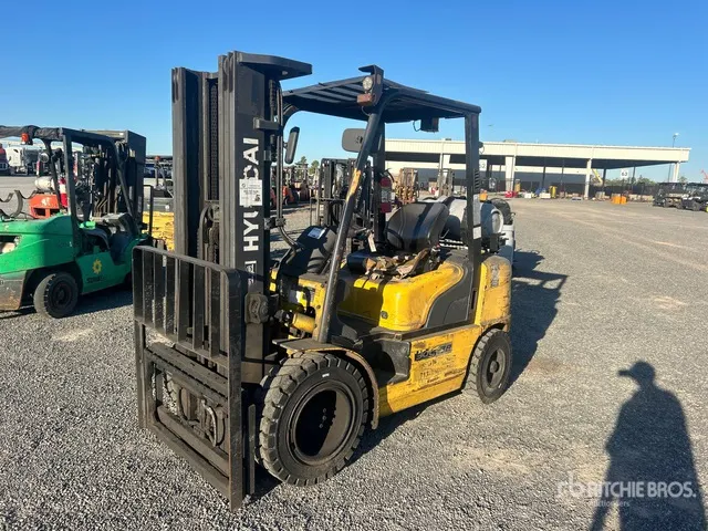 Hyundai 301 5220 lb Pneumatic Tire Forklift