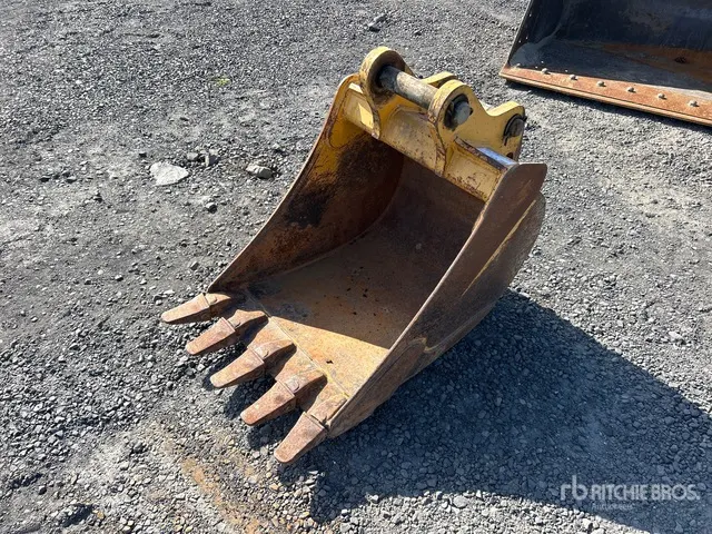 John Deere 24 in Digging Excavator Bucket