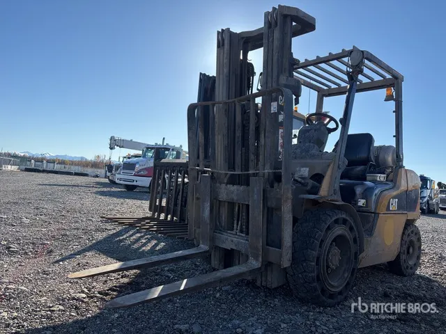 2011 Cat 2P6000-LP 6000 lb Pneumatic Tire Forklift