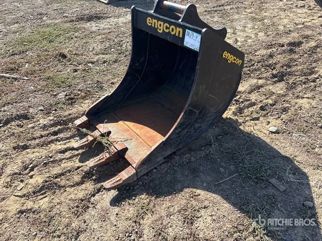 2022 Engcon 24 in Digging Bucket
