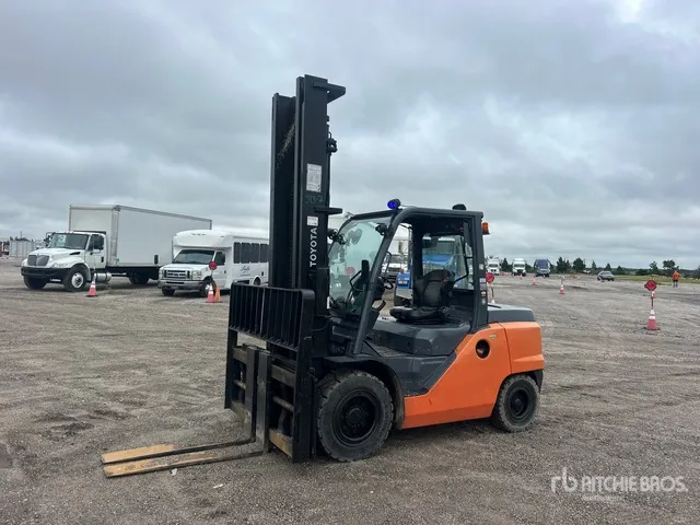Toyota 8FD50U 10050 lb Pneumatic Tire Forklift