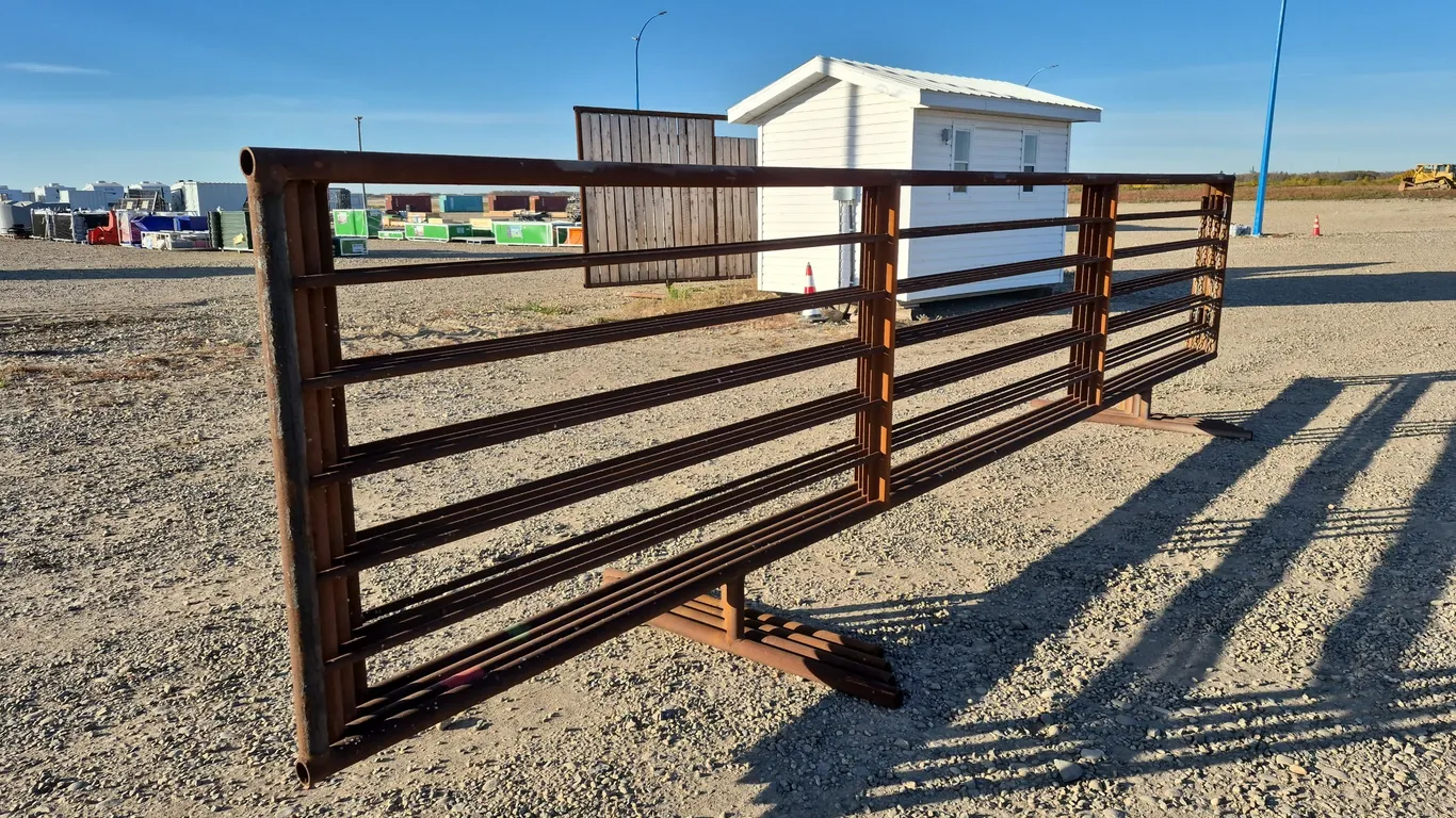 4 - 24' Corral Panels W/4 Uprights ( BUYER MUST PAY 4X THE BID PRICE)