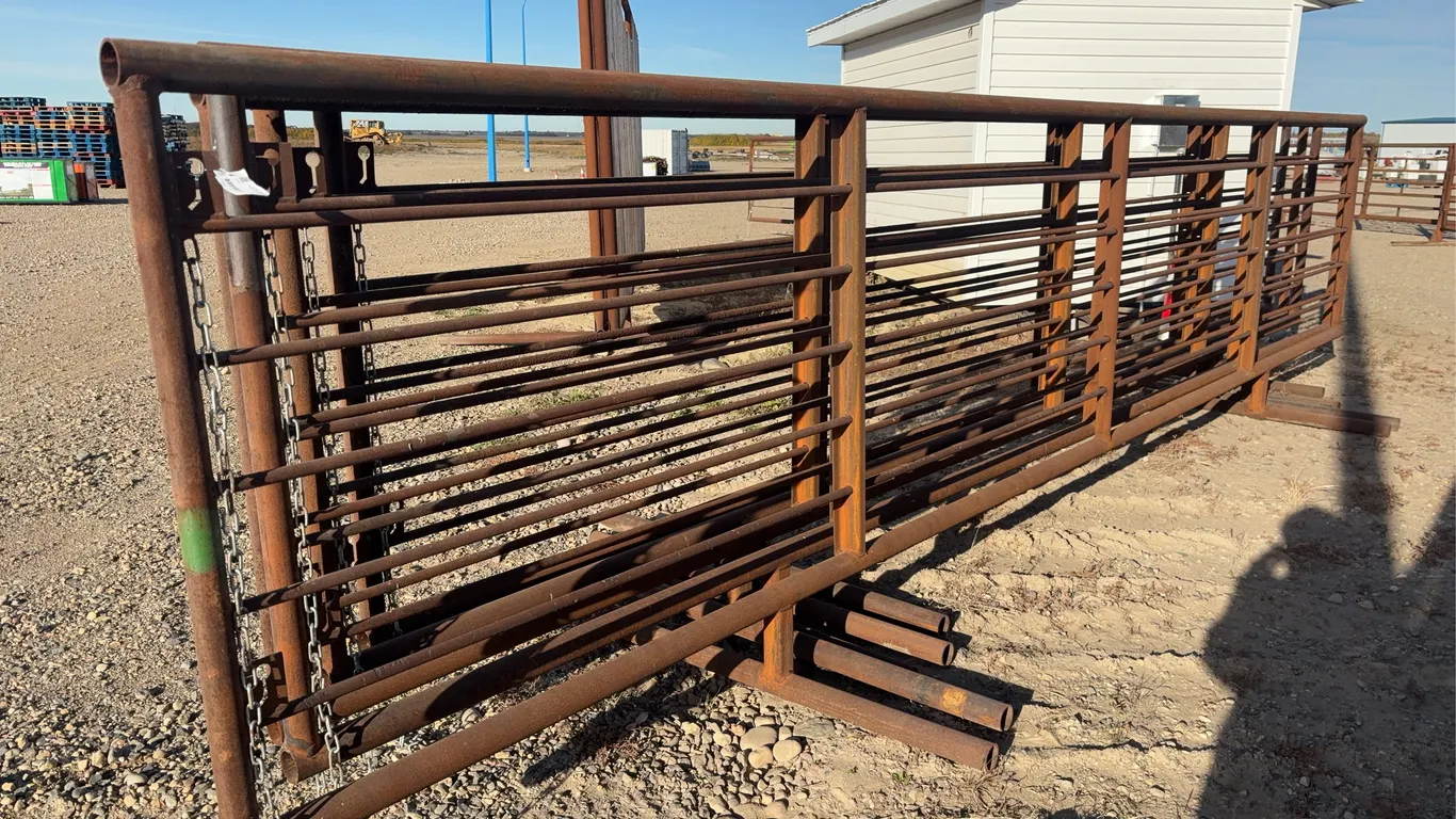 5 - 24' Heavy Duty Corral Panels W/5 Uprights ( BUYER MUST PAY 5X THE BID PRICE)