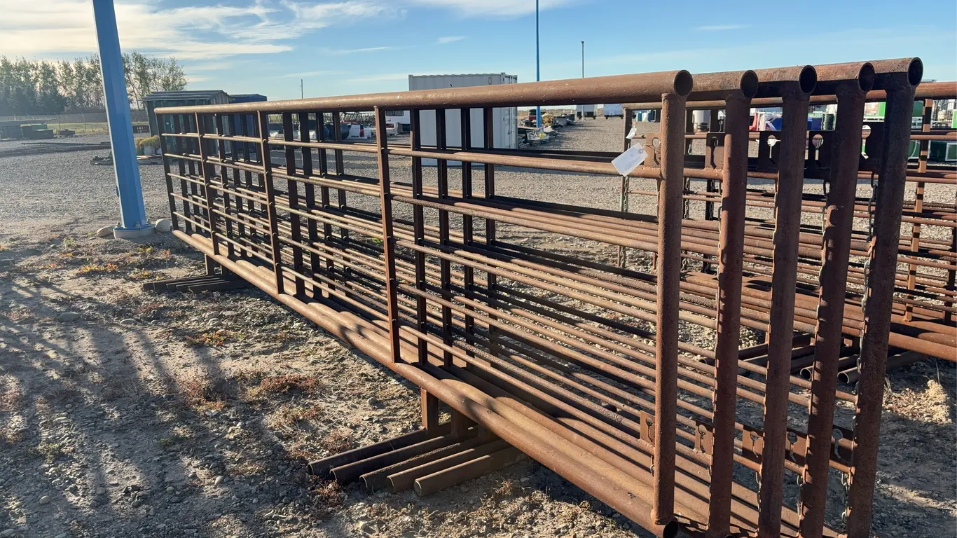 5 - 24' Heavy Duty Corral Panels W/5 Uprights ( BUYER MUST PAY 5X THE BID PRICE)