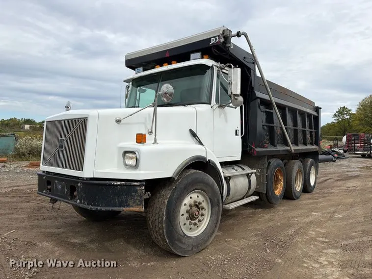 2000 Volvo WG dump truck