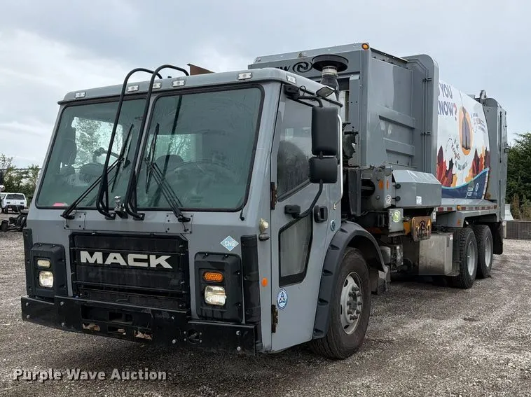 2017 Mack LR633 refuse truck