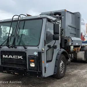 2017 Mack LR633 refuse truck