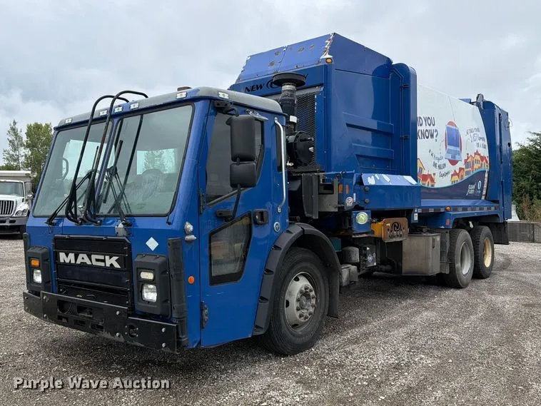 2017 Mack LR633 refuse truck