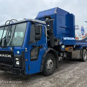 2017 Mack LR633 refuse truck