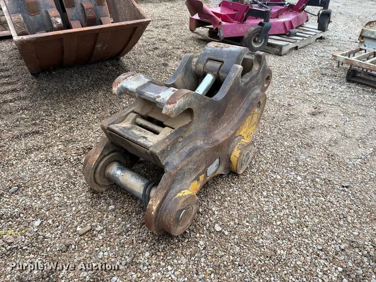 Caterpillar hydraulic quick coupler