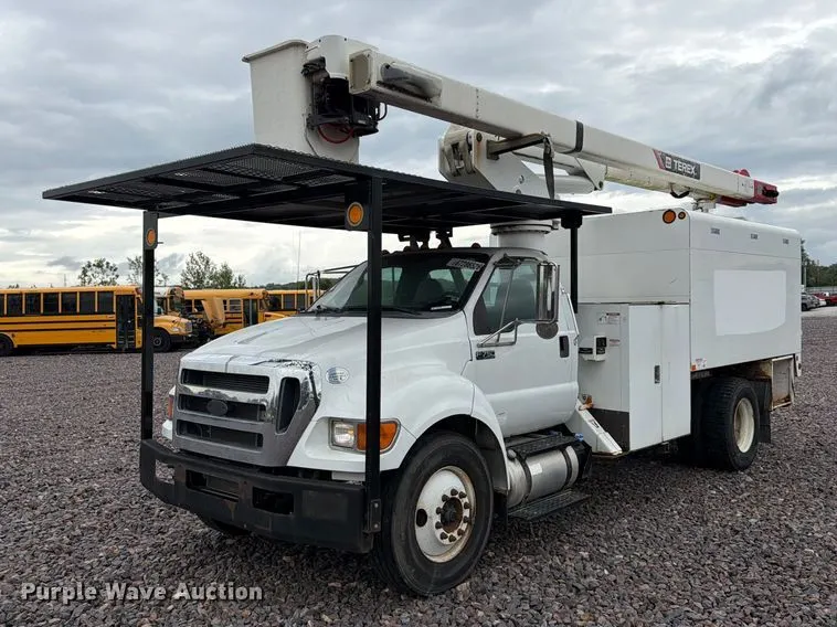 2015 Ford F750 Super Duty forestry bucket truck