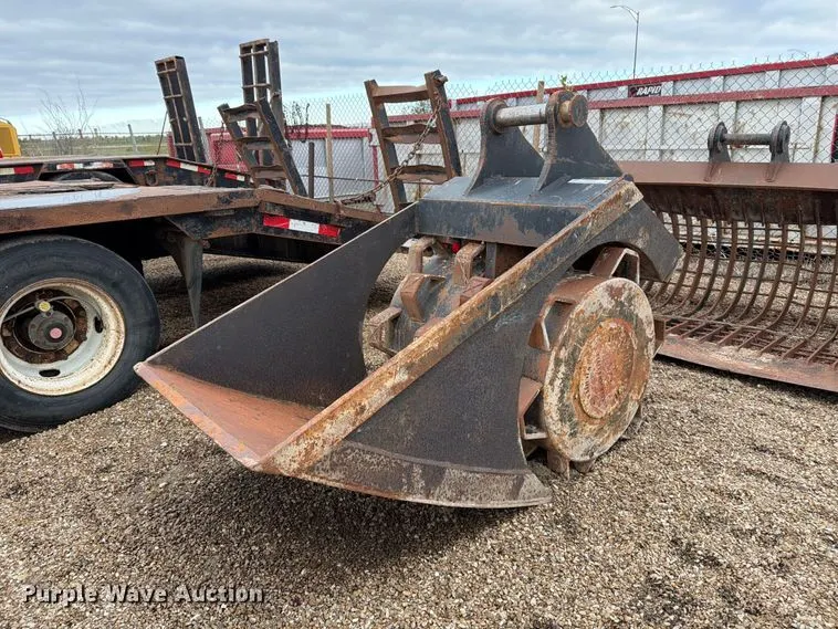 Excavator roller bucket