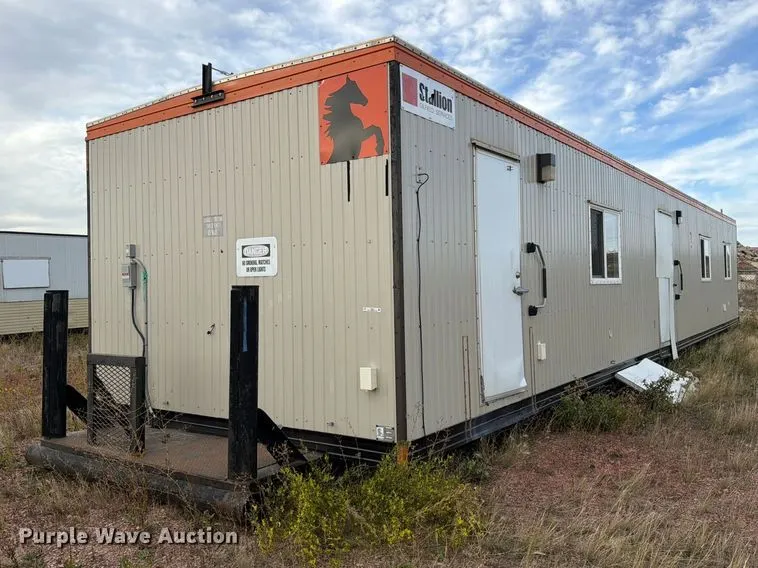 Skid mounted living quarters