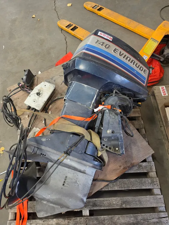 Evinrude 140 Outboard Motor