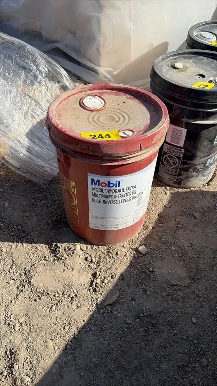 Mobil Hydraulic Oil, full pail