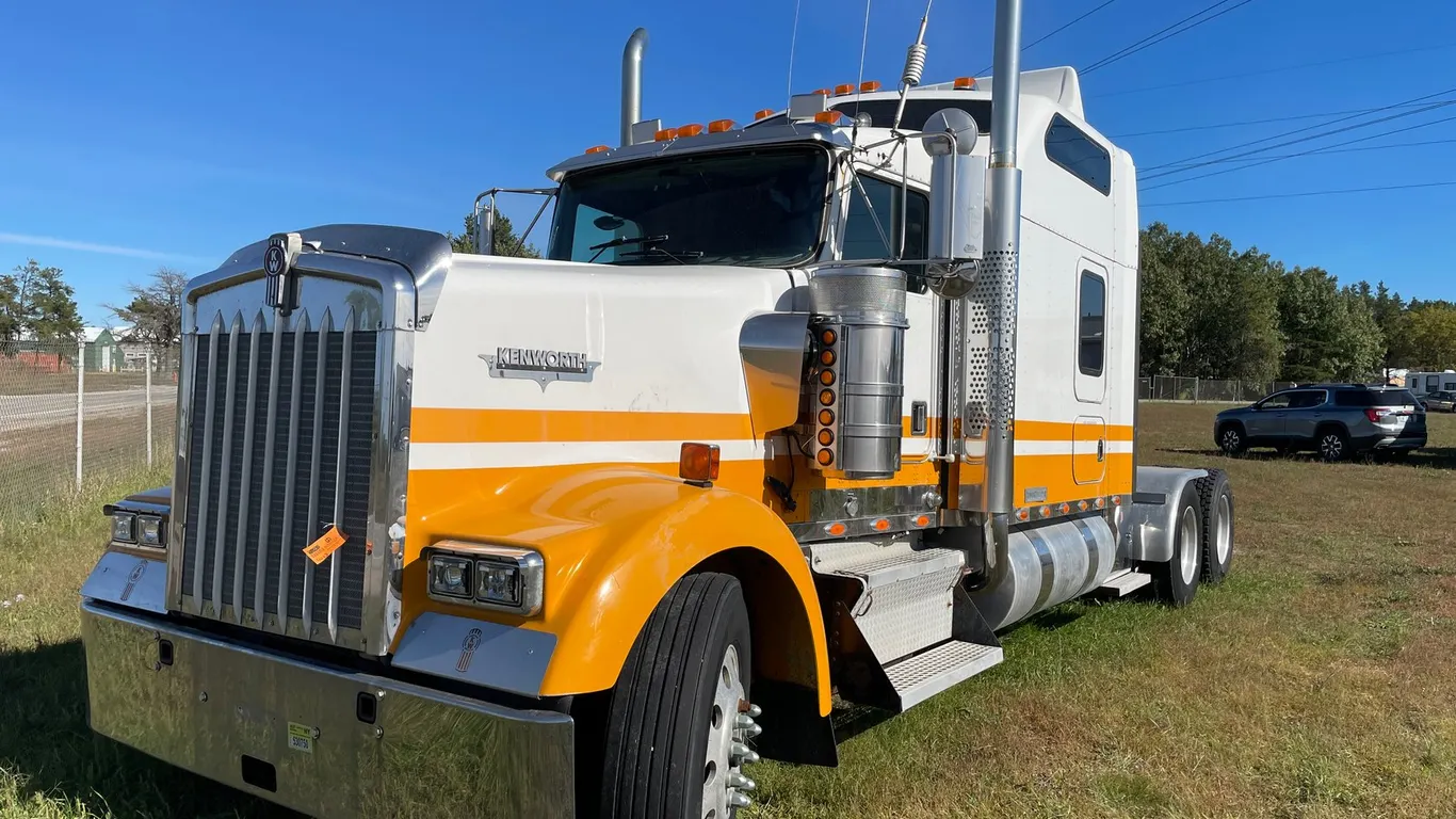 2001 Kenworth W900L T/A Studio Sleeper Truck (Has MI. Title) (Escanaba, MI)