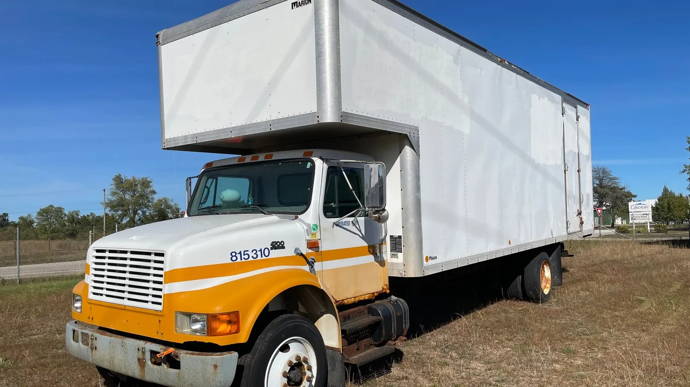 2000 International 4700 S/A 26' Box Truck with Attic (Has MI. Title) (Escanaba, MI)
