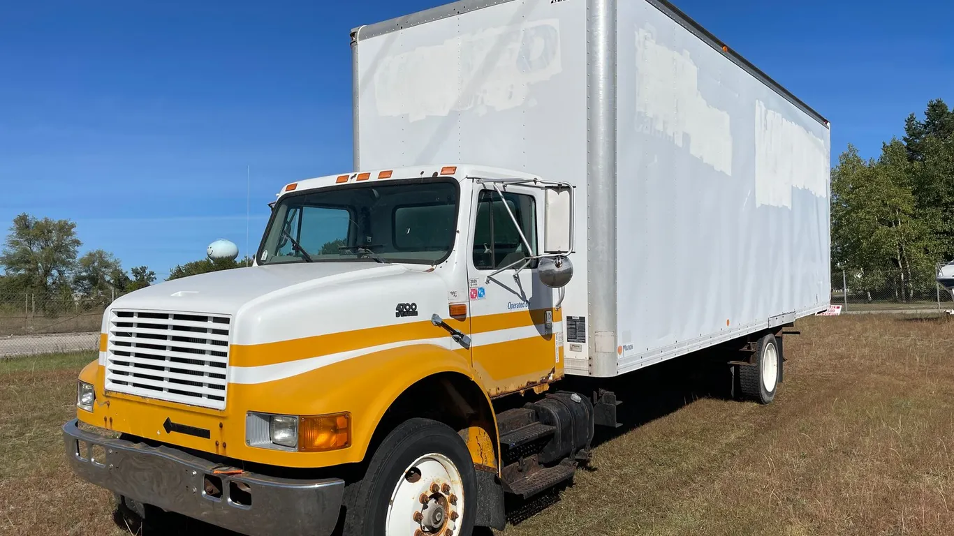 1998 International 4700 S/A 26' Box Truck (Has MI. Title) (Escanaba, MI)