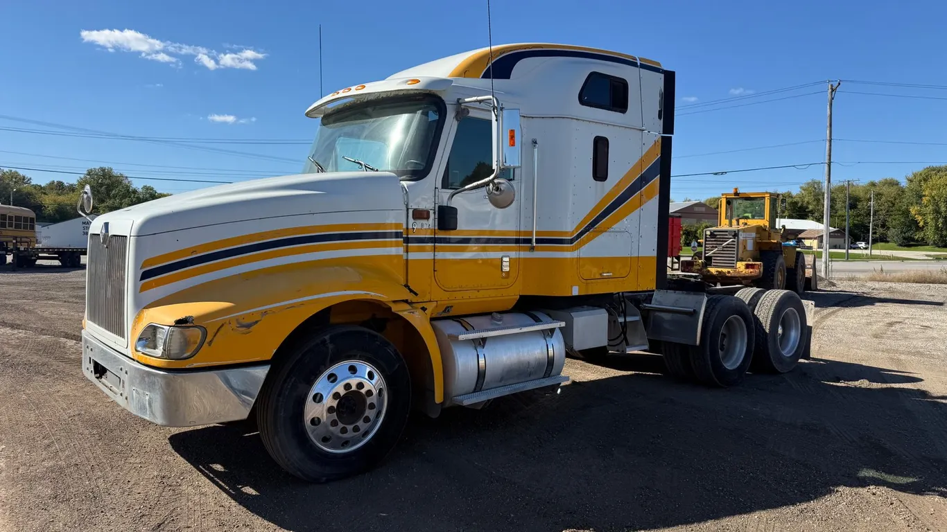 2002 International 9400i Sleeper (Mayville, WI)